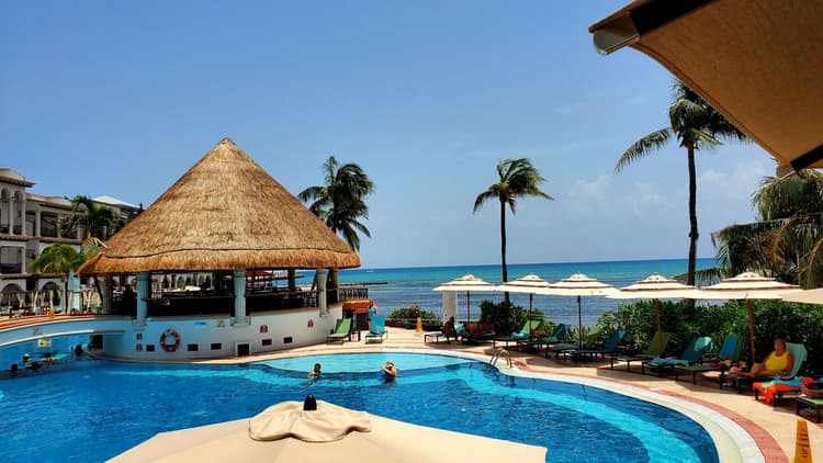 Power hotels with an off-site solar plant to cut emissions
